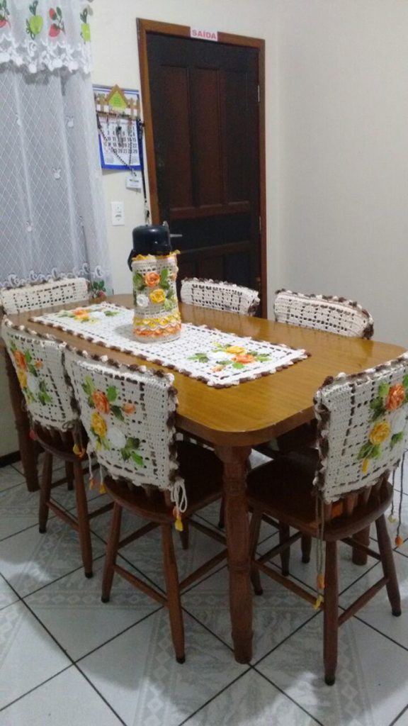 Além de decorar, os panos de prato e jogos de mesa em crochê