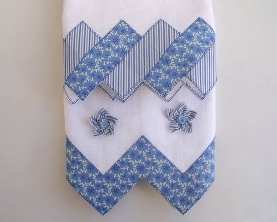 Fuxico com pétalas em cor azul e barrado origami, pano de prato para presentear suas amigas.