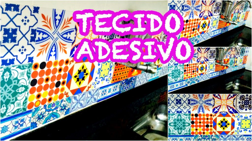 Decoração com tecido adesivo que imita azulejos para a cozinha.