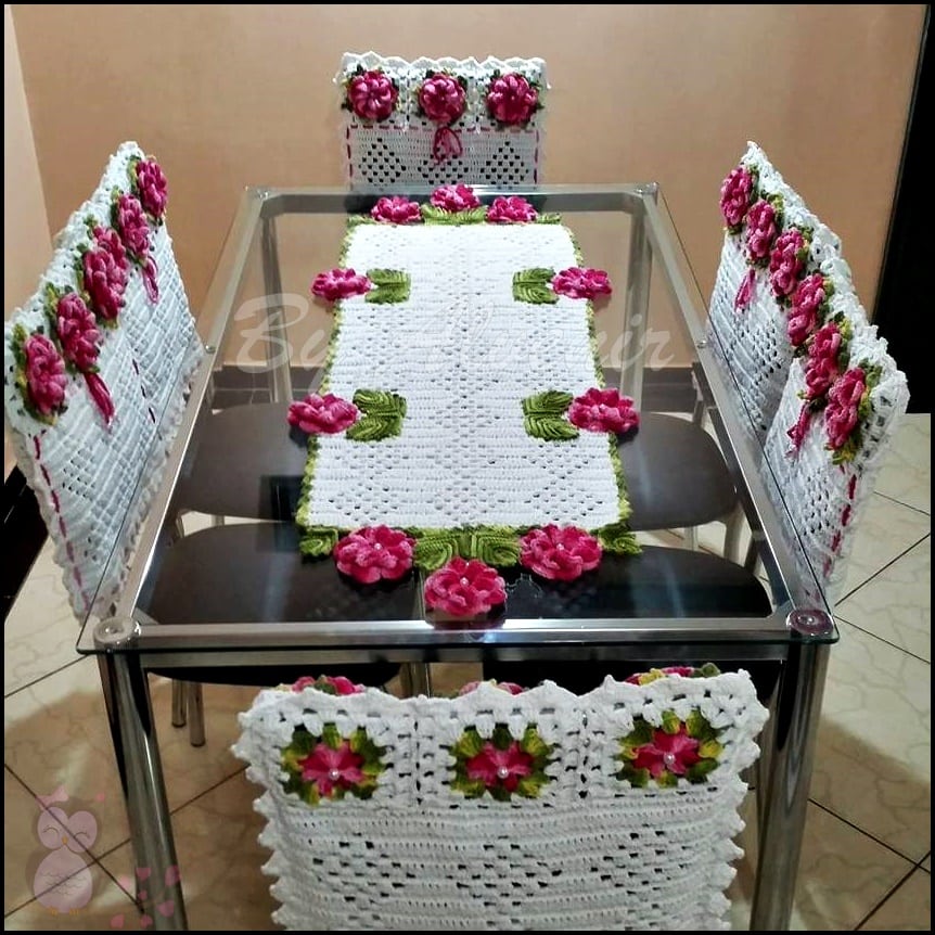 Joguinho de crochê com cabeceiras de cadeira e centro de mesa retangular, muito bonito para decoração.