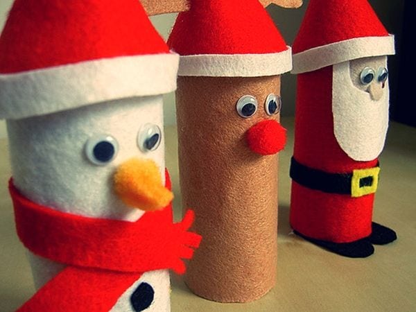 Enfeites de natal de papai Noel com rolos de papel higiênico