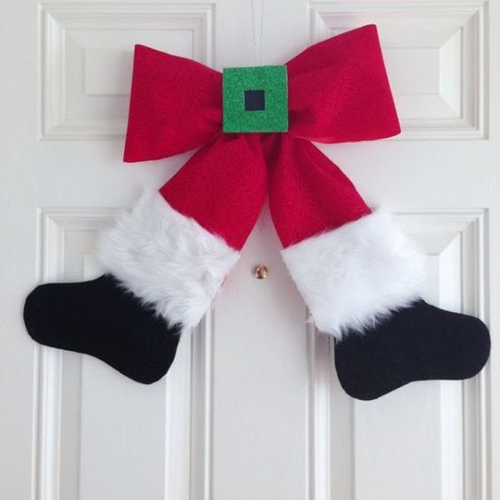 decoracao natalina para a porta, laços com a calça do papai noel