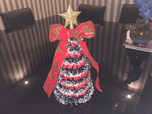 Detalhe da estrela de Natal dourada dessa mini árvore