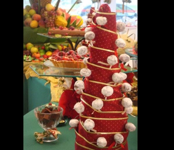 Detalhe lindo de mini árvore com balinhas de coco para a mesa de frutas