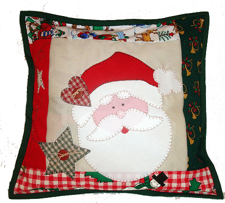 Almofada linda em patchwork com papai noel, maravilhoso para fazer conjuntinho para a sala e quarto