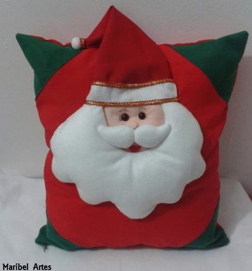 Papai Noel de feltro lindo na almofada decorativa