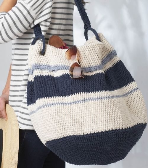 Bolsa de crochê no barbante azul marinho e Branco