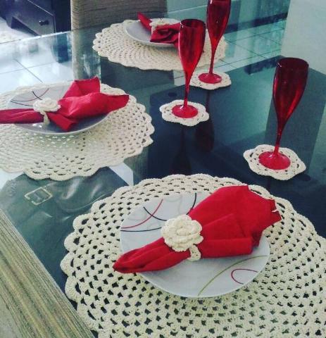 Mesa montada e decorada com lindos sousplat simples na cor branca em barbantes.