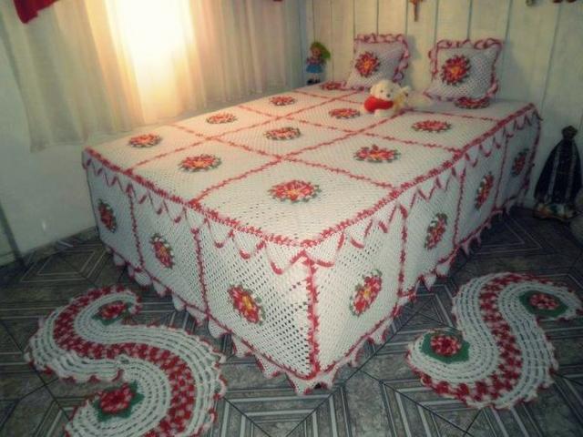 Jogo de crochê com tapetes e colcha para quarto com cama de casal.