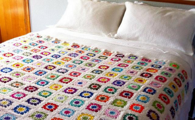 Colcha de croche em quadrados com flores lindas em barbante colorido 