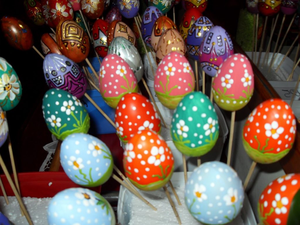 Enfeites e presentes para a Páscoa usando casquinhas de ovos recicladas.