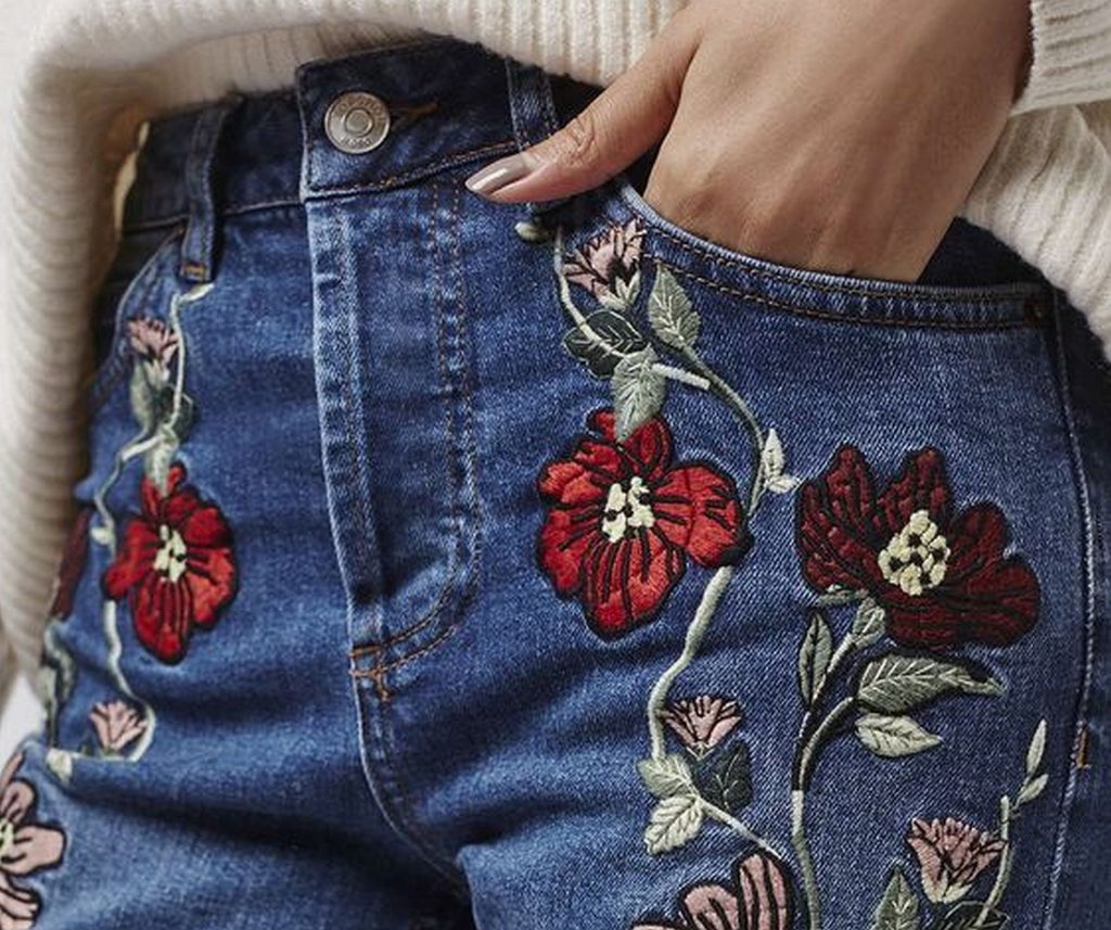 Customizar Tecido Jeans calça linda com bordado de flores.