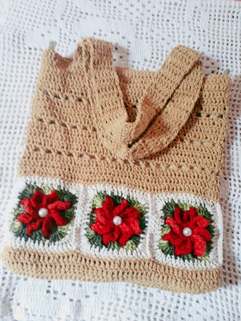 bolsa de croche com fio de malha e flores no tom de vermelho