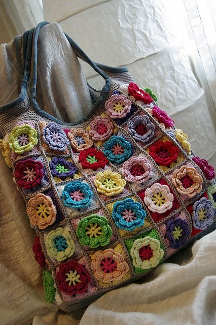 Nesse modelo de Bolsa de Crochê temos squares de crochê preenchido de flores.