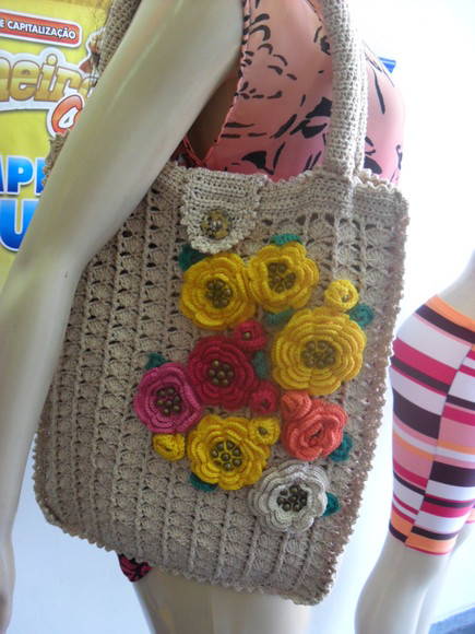 Bolsa de crochê quadrada para usar na piscina ou praia com lindas flores em vários tamanhos.