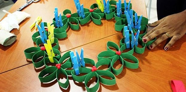 guirlanda de natal com rolinhos de papel higiênico reciclar