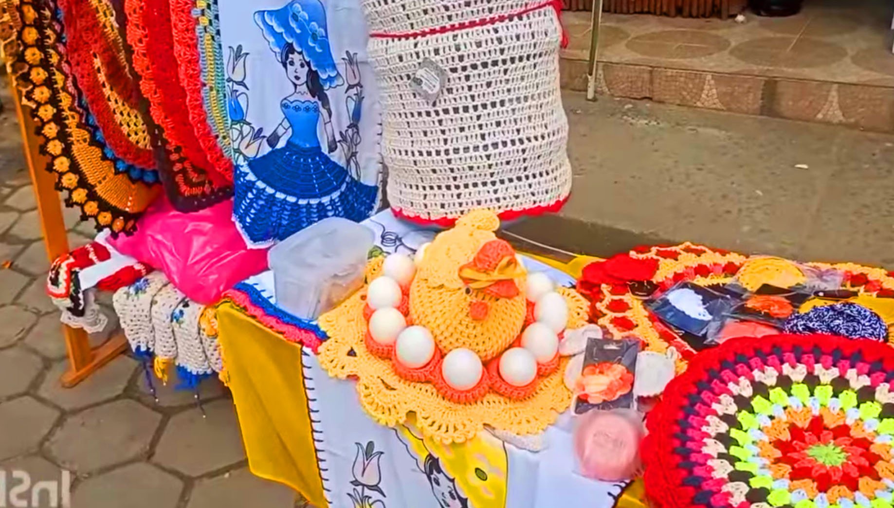 Vendendo crochê na feira