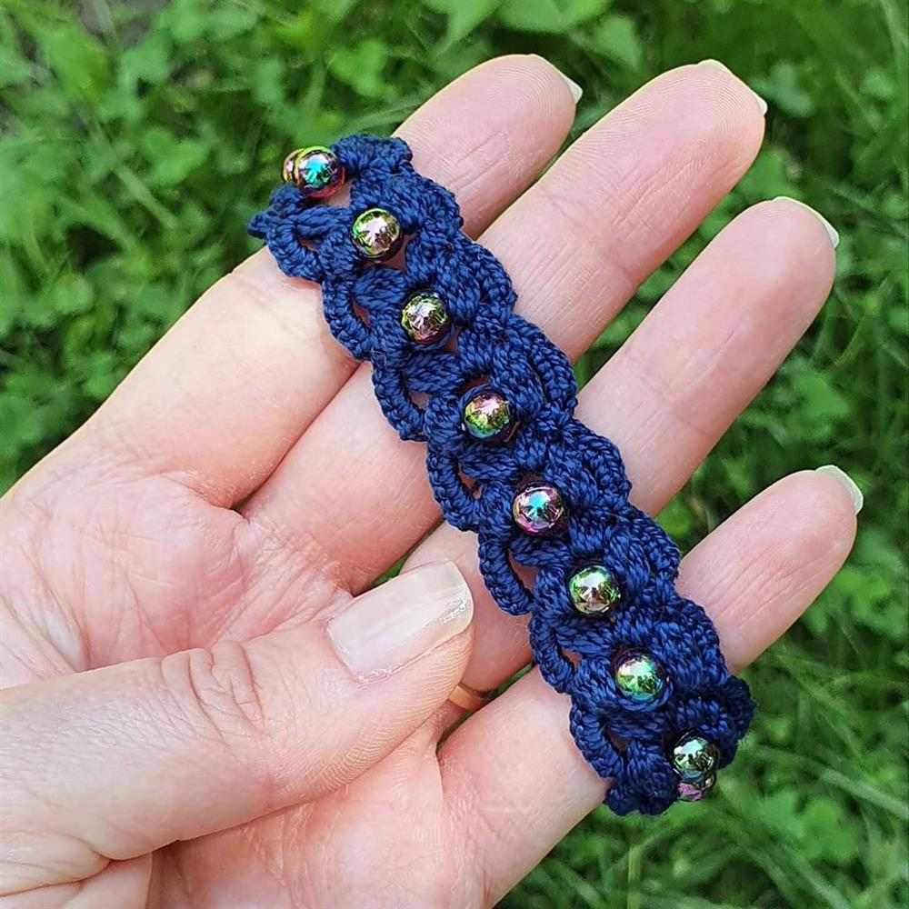 Pulseira de crochê com miçangas