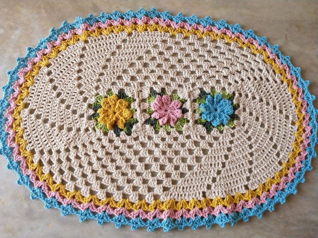 Tapete-oval-de-croche-com-flores-decoracao