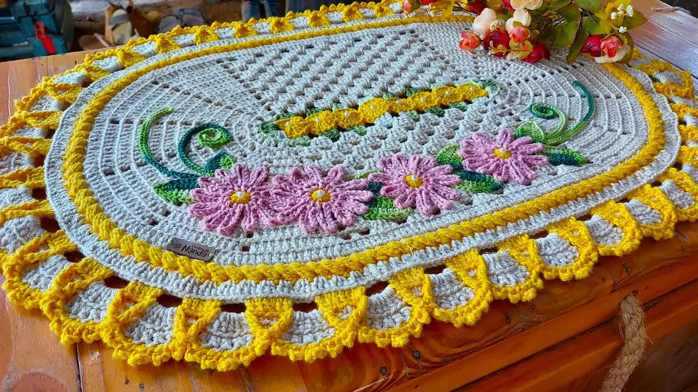 Tapete-oval-de-croche-com-flores-decoracao