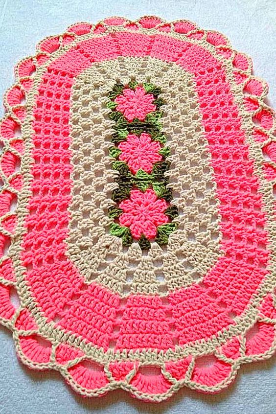 Tapete-oval-de-croche-com-flores