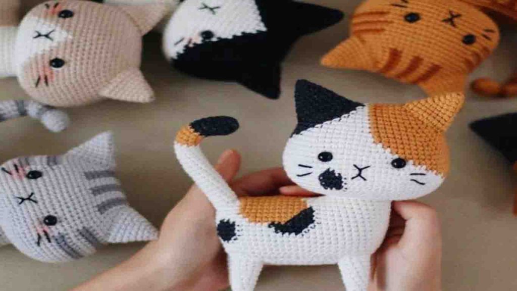 Gatinho amigurumi de crochê