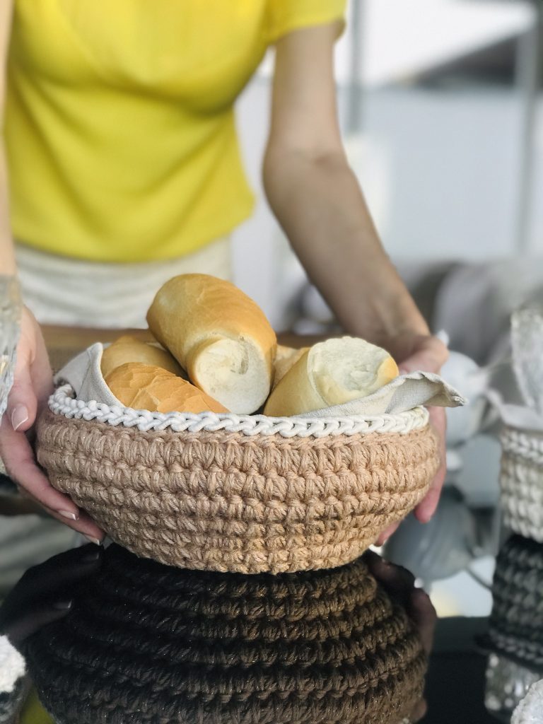 Decore com uma cesta de pães de crochê