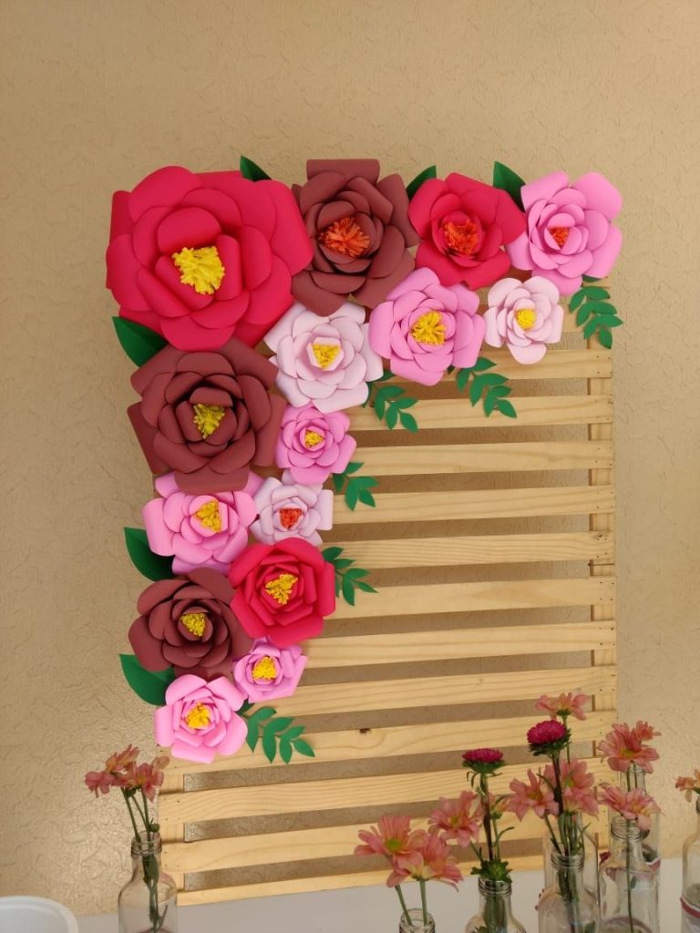 Painel-com-flores-de-papel2-768x1024