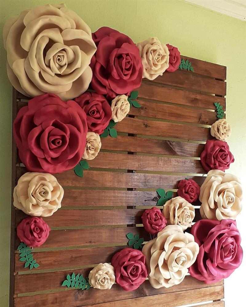 Painel-com-flores-de-papel-decoração