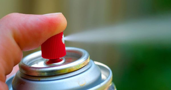 latas de metal sendo pintadas com spray