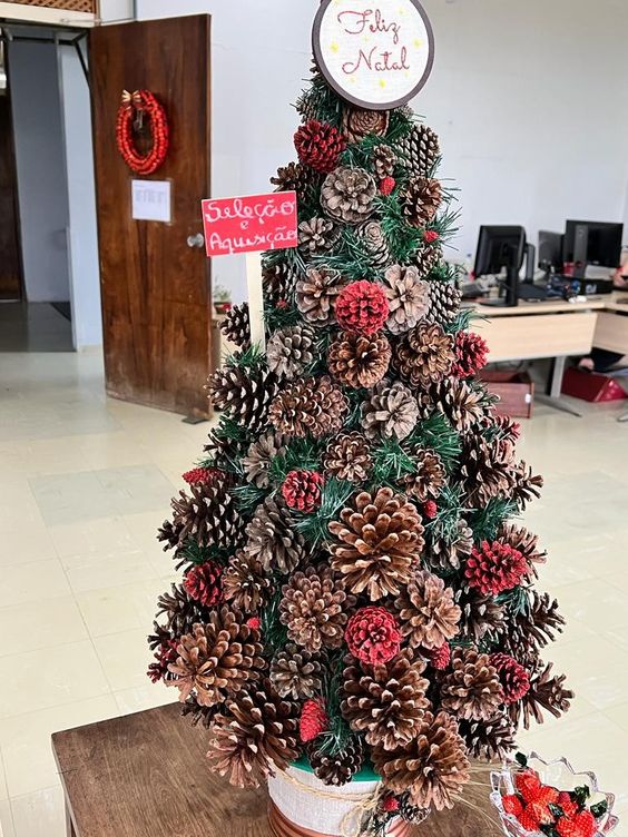 decoracao-de-natal-com-pinhas2